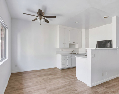 11746 Goshen Avenue - Photo Thumbnail 5