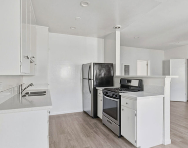 11746 Goshen Avenue - Photo Thumbnail 8