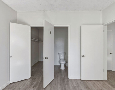11746 Goshen Avenue - Photo Thumbnail 14