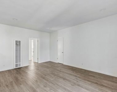 11746 Goshen Avenue - Photo Thumbnail 4