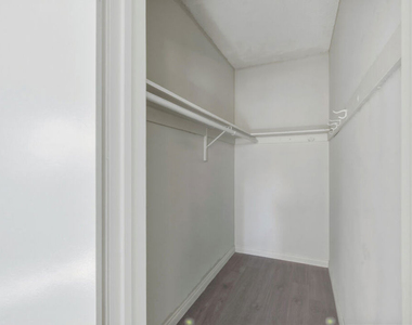 11746 Goshen Avenue - Photo Thumbnail 15