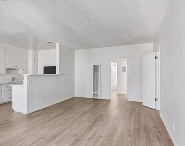 11746 Goshen Avenue - Photo Thumbnail 3