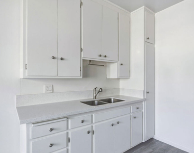 11746 Goshen Avenue - Photo Thumbnail 10