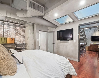 330 W 11th Street - Photo Thumbnail 15