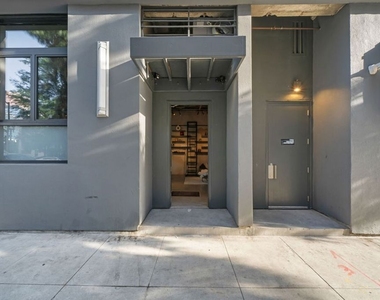 330 W 11th Street - Photo Thumbnail 4