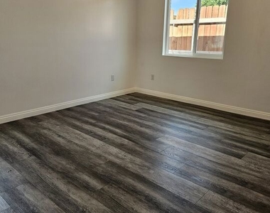 1219 W 47th Street - Photo Thumbnail 6