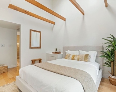 678 Broadway Street - Photo Thumbnail 9