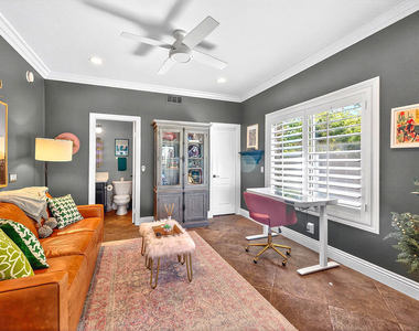 10 Colonial Drive - Photo Thumbnail 12