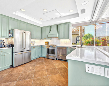 10 Colonial Drive - Photo Thumbnail 8