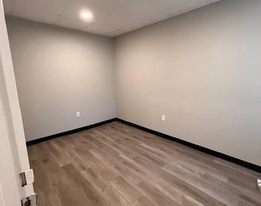 2710 N Taylor Street - Photo Thumbnail 11
