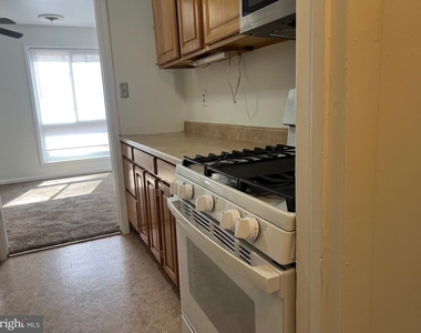 8613 Seasons Way - Photo Thumbnail 10