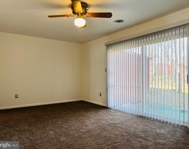 8613 Seasons Way - Photo Thumbnail 5
