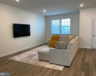 7530 Daybreak Drive - Photo Thumbnail 8