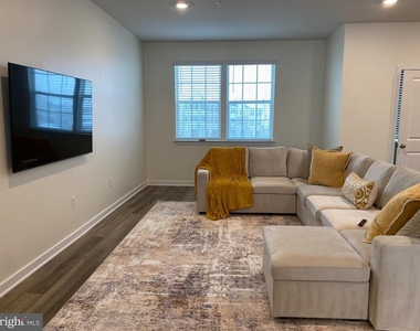 7530 Daybreak Drive - Photo Thumbnail 9