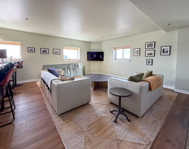 525 W Lafayette Boulevard - Photo Thumbnail 3