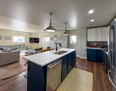 525 W Lafayette Boulevard - Photo Thumbnail 1