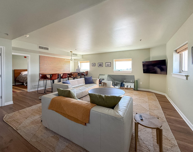 525 W Lafayette Boulevard - Photo Thumbnail 2