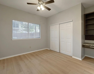 908 Poplar St - Photo Thumbnail 13
