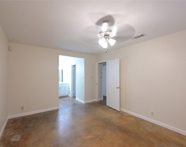 2303 Western Trails Blvd - Photo Thumbnail 6