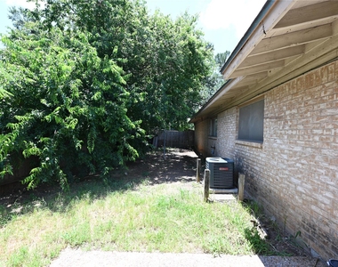 2303 Western Trails Blvd - Photo Thumbnail 13