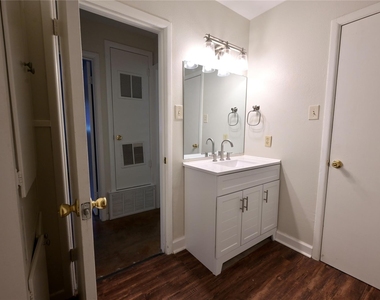 2303 Western Trails Blvd - Photo Thumbnail 10