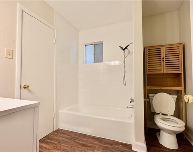 2303 Western Trails Blvd - Photo Thumbnail 9