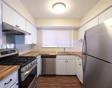 2303 Western Trails Blvd - Photo Thumbnail 3