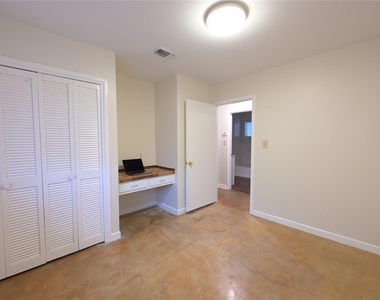 2303 Western Trails Blvd - Photo Thumbnail 12