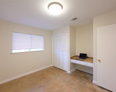 2303 Western Trails Blvd - Photo Thumbnail 11