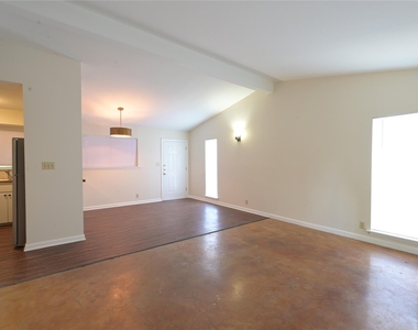 2303 Western Trails Blvd - Photo Thumbnail 5