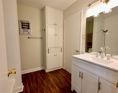 2303 Western Trails Blvd - Photo Thumbnail 8