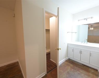 2303 Western Trails Blvd - Photo Thumbnail 7