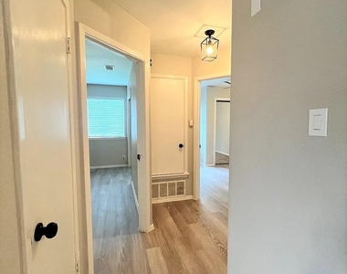12214 Thompkins Dr - Photo Thumbnail 8