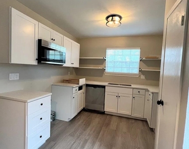 12214 Thompkins Dr - Photo Thumbnail 5