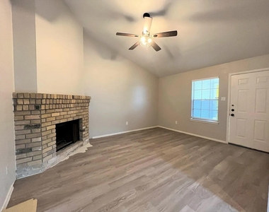 12214 Thompkins Dr - Photo Thumbnail 2
