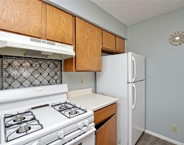 5809 Spring Meadow Rd - Photo Thumbnail 8