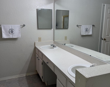 13810 Sutton Park Drive N - Photo Thumbnail 16