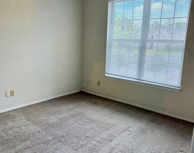 13810 Sutton Park Drive N - Photo Thumbnail 13