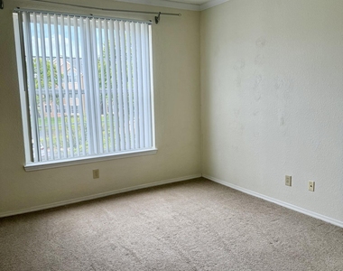 13810 Sutton Park Drive N - Photo Thumbnail 12
