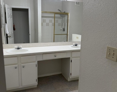 13810 Sutton Park Drive N - Photo Thumbnail 16