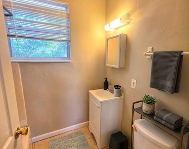 916 W 25th Street - Photo Thumbnail 26