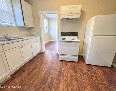 916 W 25th Street - Photo Thumbnail 13