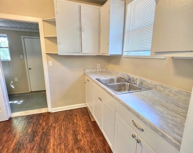 916 W 25th Street - Photo Thumbnail 12