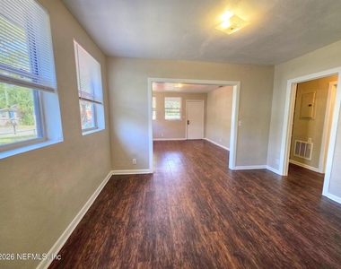 916 W 25th Street - Photo Thumbnail 11