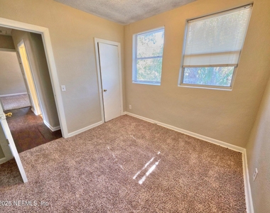 916 W 25th Street - Photo Thumbnail 15