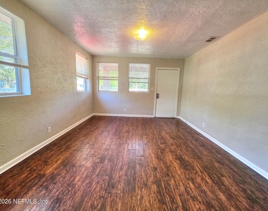 916 W 25th Street - Photo Thumbnail 8