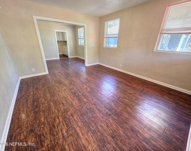 916 W 25th Street - Photo Thumbnail 5