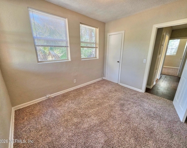 916 W 25th Street - Photo Thumbnail 19