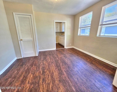916 W 25th Street - Photo Thumbnail 9