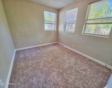 916 W 25th Street - Photo Thumbnail 18